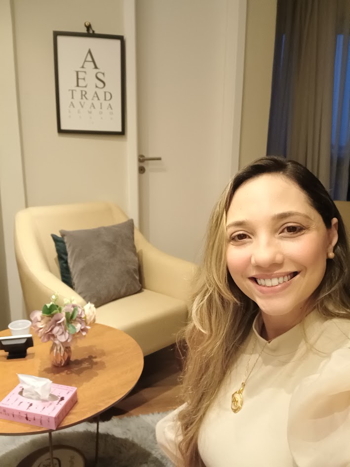 Renata Bertassone no consultório de atendimento em Fortaleza-CE